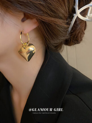 Купить Silver Needle Metal Heart Alphabet Letter Earrings Korean Design Sense Simple Stud Earrings eardrop Fashion All-Matching Graceful