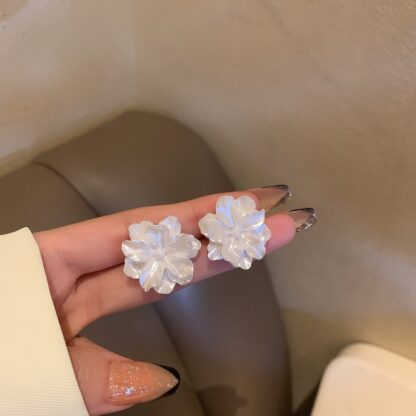 Купить 925 Silver Needle Japanese and Korean Fresh Camellia Stud Earrings Special Preppy Style White Flower Resin Fashion Earrings Jewelry