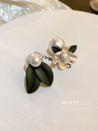 Купить Silver Studs Needle Asymmetric Pearl Earrings Personal Influencer Flowers Leaves Ear Ins Niche Design Graceful Earrings
