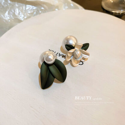Купить Silver Studs Needle Asymmetric Pearl Earrings Personal Influencer Flowers Leaves Ear Ins Niche Design Graceful Earrings