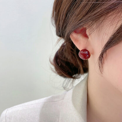 Купить South Korea Dongdaemun Retro New Sweet Lovesickness Red Bean Ear Clip Earrings Minimalist Design Ear Rings Female Wholesale