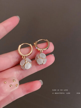 Купить Korean Opal Diamond Hydrangea Earrings Gentle Elegant Small Ear Clip Sweet Lady Geometric Personalized Earrings for Women