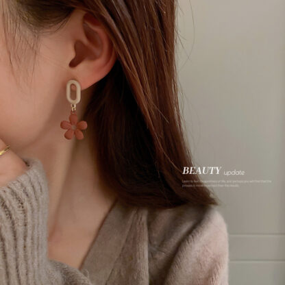 Купить 925 Silver Needle Korean Style Asymmetric Flower Earrings Niche Temperament High-Grade Earrings Internet Hot New Autumn/Winter eardrop