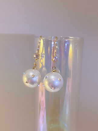 Купить South Korea Dongdaemun Fashion New Personalized Trendy Pearl Diamond Ear Hook Earrings Internet Celebrity Temperament Design Ear Rings Women