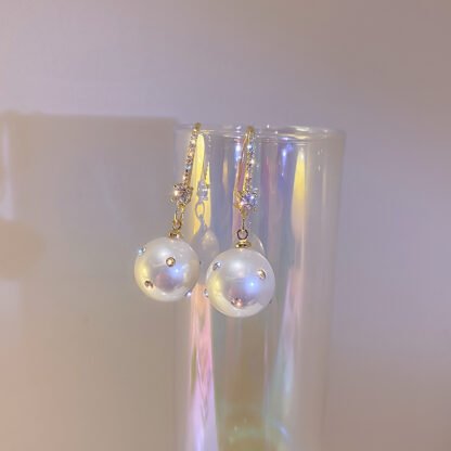 Купить South Korea Dongdaemun Fashion New Personalized Trendy Pearl Diamond Ear Hook Earrings Internet Celebrity Temperament Design Ear Rings Women