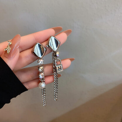 Купить 925 Silver Stud Rhinestone-Encrusted Pearl Tassel Small Lock Asymmetric Earrings European and American Fashion Normcore Style Earrings Niche