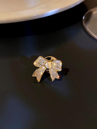 Купить Real Gold Plating Opal Zircon Pearl Kitten Brooch Bouquet Snowflake Clothing Simple High Sense Clothes Accessories