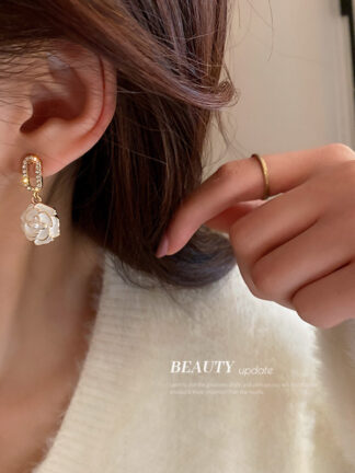 Купить 925 Silver Stud Rhinestone-Encrusted Pearl Drop Oil Camellia Earrings French Entry Lux Niche Earrings Elegant High-Grade eardrop