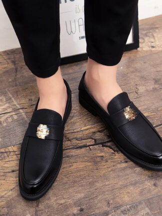 Купить Loafers Men Shoes PU Leather Round Toe Flat Fashion Classic Black Daily Metal Decorative Hairstylist Business Dress Shoes DP277