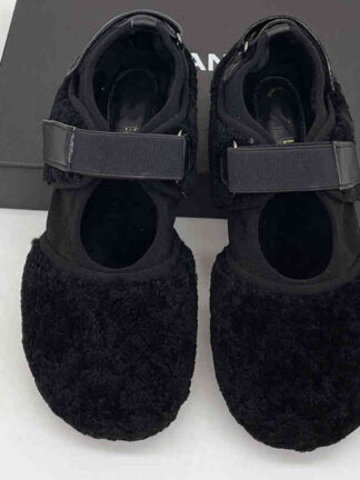Купить Sandals High end Xiangjia autumn and winter Xiaoxiang one foot fur shoes female lamb wool flat bottom Doudou