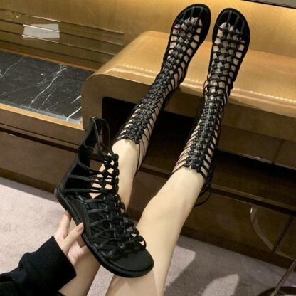 Купить de Sandals Apartamentos sandálias sapatos verão mulher oco para fora preto legal sandalias botas feminino sapato romano gladiador UYTT