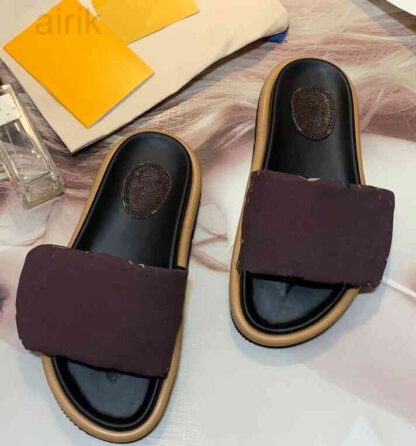 Купить Slippers Latest Pool Pillow Comfort Mules Women Fashion ladies Nylon Wide Strap Letter Printed 4 Colors Lady Leather Sunset Flat Rubber ULKN