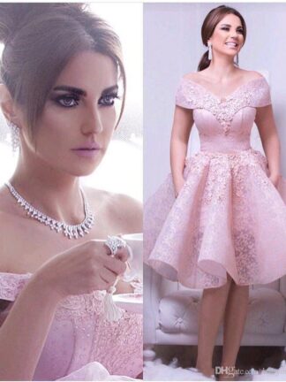 Купить 2020 New Hot Pink Homecoming Dresses Elegant A Line Off-shoulder Ruffles Short Prom Dress Lace Appliqued Arabic Cocktail Gowns BA9285