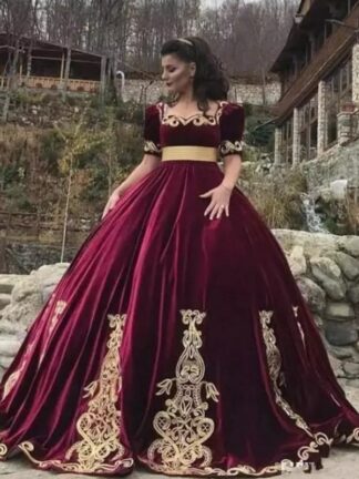 Купить Fashionable Burgundy Quinceanera Dresses Square Neck Short Sleeves Gold Appliques Princess Make Up Evening Gowns For Girls Sweet 15 Dress