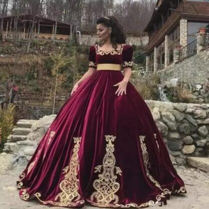 Купить Fashionable Burgundy Quinceanera Dresses Square Neck Short Sleeves Gold Appliques Princess Make Up Evening Gowns For Girls Sweet 15 Dress