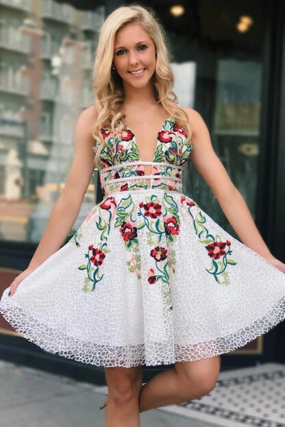 Купить White Lace V Neck Juniors Homecoming Dresses with Floral Print Sexy Backless Cocktail Party Knee Length