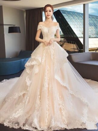 Купить 2020 Glamorous White Batesu A Line Tiered Skirt Lace Applique Short Sleeves Sweep Train Lace Up Wedding Dresses Wedding Gown Custom Made