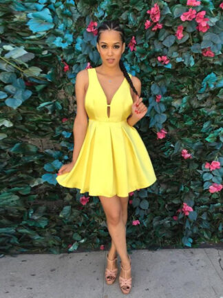 Купить 2022 Sexy Yellow Short Homecoming Dresses Deep V-Neck Cutaway Sides Above Knee Prom robes de soirée
