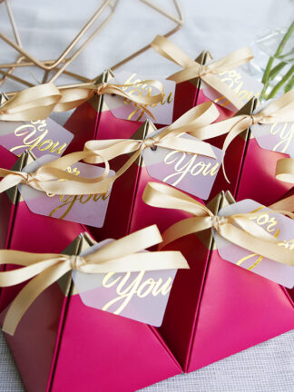 Купить Sweet Boxes Gifts Wrap Rose Red Triangular Pyramid Diamond Candy Box Wedding Favors Paper Chocolate Bags Gift Packing Wedding Decoration Supplies
