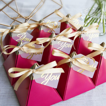 Купить Sweet Boxes Gifts Wrap Rose Red Triangular Pyramid Diamond Candy Box Wedding Favors Paper Chocolate Bags Gift Packing Wedding Decoration Supplies